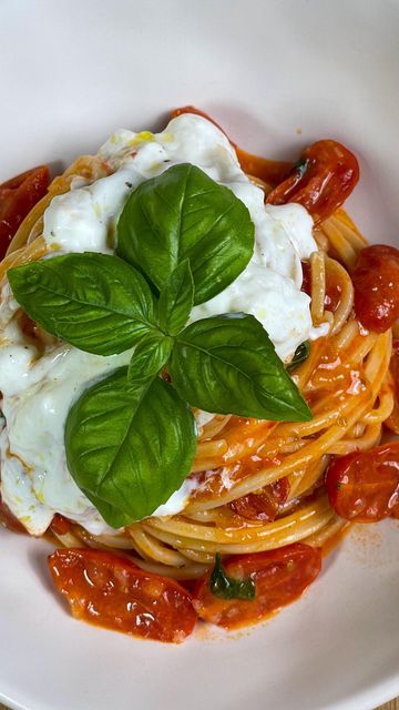 Spaghetti Pomodoro, Pici Pasta, Spaghetti Al Pomodoro, Pasta Al Pomodoro, Pasta Pomodoro, Aglio Olio, Pasta Lover, Italian Dinner, Vegan Pasta