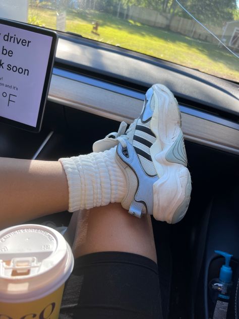 Dad shoes, scrunchy socks, it it it girl outfit Sock And Sneakers Outfit, Scrunchie Socks Outfit, Thick Socks With Sneakers Outfit, High Socks Outfits Sneakers, Socks With Sneakers Outfit, Socks Outfit Sneakers, Scrunchy Socks, Socks With Sneakers, High Socks Outfits