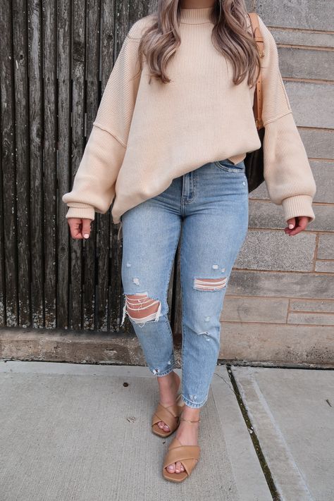 Mom Jean Sweater Outfit, Light Colored Jeans Outfit, Light Sweater Outfit, Styling Mom Jeans, Jeans Oversize, Denim Aesthetic, Light Color Jeans, Mum Jeans, Oversized Sweater Outfit