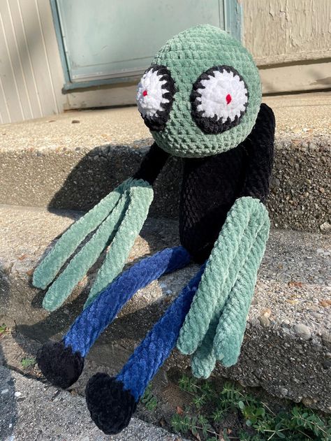 Salad Fingers Crochet Plush!  (Made to Order)  - Crocheted with extra plush, bernat blanket yarn  - Roughly 13 inches tall  - Legs and arms move freely - Every detail is Handsewn, making this safe for all ages!  - Perfect for Halloween decor, or for horror loving friends - 3-4 week processing time Black Yarn Crochet Projects, Novelty Crochet Patterns, Things To Crochet For Halloween, Chunky Yarn Crochet Ideas, Smiling Friends Crochet, Ghost Face Crochet Pattern, Crochet Halloween Decor, Ugly Crochet, Creepy Crochet Pattern Free