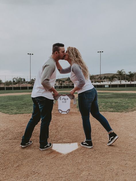 Baseball Reveal Party Ideas, Baseball Gender Reveal Ideas, Softball Baby Announcement, Gender Reveal Baseball, Baseball Maternity Pictures, Sports Baby Announcement, Softball Or Baseball Gender Reveal, Baseball Baby Announcement, Baseball Theme Maternity Photos