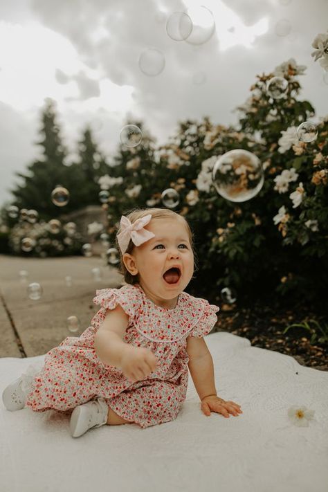 1st Birthday Photoshoot Bubbles, Family Photoshoot Bubbles, Baby Bubble Photoshoot, One Year Photo Shoot Ideas, Baby First Photoshoot, Outside Baby Photoshoot, Boho One Year Old Photoshoot, Baby Girl Photoshooting Ideas 1 Year, 1st Birthday Family Photoshoot