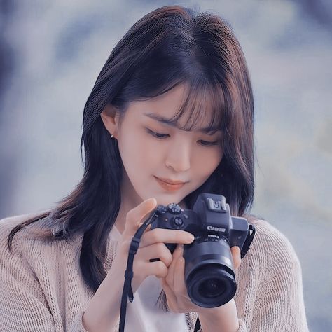 Yu Nabi, Pose Reference Ideas, Poses For Reference, Calming Photos, Girl With Camera, Kdrama Girl, Camera Drawing, Girls With Cameras, Han So Hee