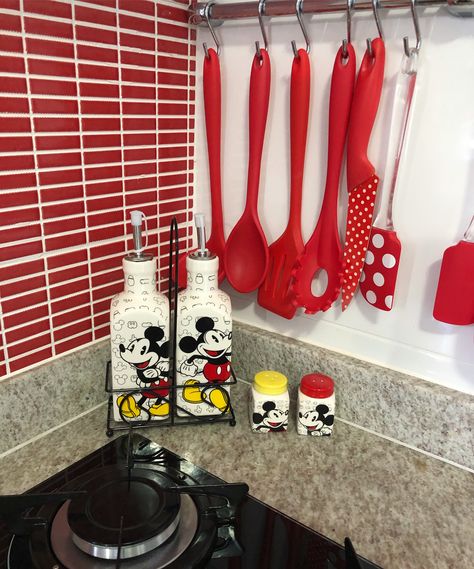 Cozinha decorada ❤️ Mickey Mouse Room Decor, Mickey Birthday Cakes, Mickey Mouse Room, Disney Character Makeup, Mickey Mouse Christmas Tree, Casa Disney, Disney Diy Crafts, Disney Kitchen, Disney Ornaments