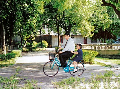 Xi Jinping carries his daughter on a bicycle in Fuzhou, Fujian Province. Xinhua Historical Timeline, Jackie Chan, First Daughter, Thai Drama, Current Affairs, Interesting Articles, The New Yorker, Science And Nature, Coming Home