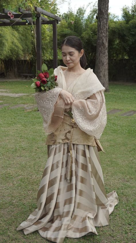 Barot Saya Modern, Filipina Traditional Dress, Philippine Costume, Filipiniana Fashion, Filipino Traditional Clothing, Themed Party Outfits, Philippines Dress, Maria Clara At Ibarra, Character Redesign