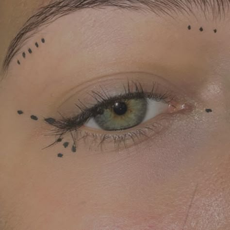 Dot Eye Makeup Eyeliner, Dot Eye Makeup, Dots On Face, Nemo Makeup, Henna Arm Tattoo, Dot Makeup, Hippie Makeup, Funky Makeup, Simple Eyeliner