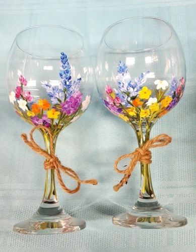 Painted Flowers On Wine Glasses, Painted Wine Glasses Flowers, Wine Bottle Painting Ideas, Painting Therapy, Wine Glass Painting, Diy Wine Glasses Painted, Painted Initials, Wine Glass Designs, Diy Wine Glasses