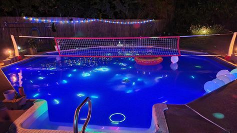 Glow Stick Pool Party, Glow Stick Pool, Adult Pool Party Decorations, Glow Sticks In Pool, Pool House Party, Pool Party Aesthetic, Sweet 16 Pool Parties, Neon Pool Parties, Pool Party Snacks