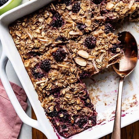 Berry Baked Oatmeal, Blackberry Oatmeal, Healthy Baked Oatmeal, Oatmeal Bake, Delicious Food Recipes, Apple Berry, Healthy Breakfast Snacks, Baking With Almond Flour, Baked Oatmeal Recipes