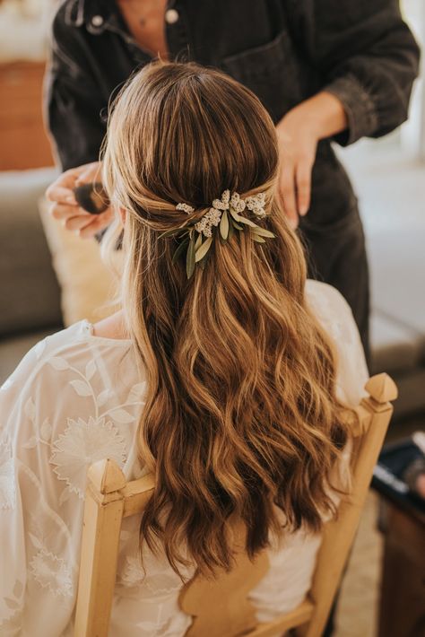 Half up half down bridal hairstyle for bride with long blonde hair decorated with natural flowers Nature Wedding Hairstyles, Wedding Hairstyles With Comb, Wedding Hair Square Face, Flower In Hair Bride, Half Up Half Down Wedding Hair With Comb, Forest Wedding Hair, Bridal Hair With Flowers, Wedding Hair With Flowers, Wedding Hairstyles Boho