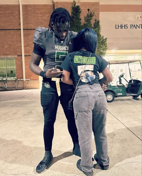 Sporty Couples, Football Gf, Football Girlfriend Shirts, Basketball Girlfriend, Football Girlfriend, Football Couples, Sports Couples, Ebony Love, Couple Goals Teenagers Pictures