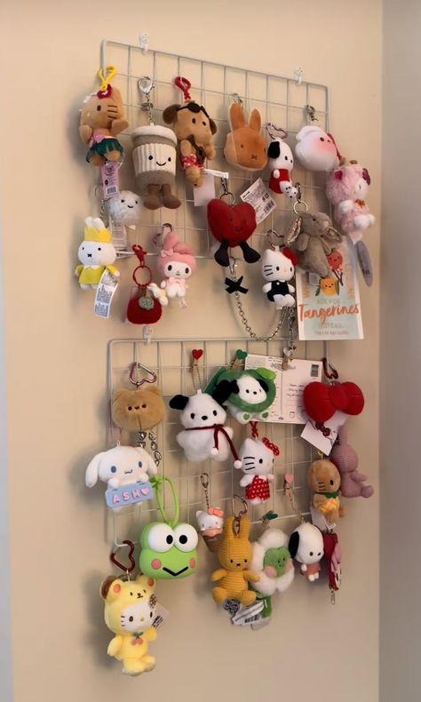 Keychain Storage Ideas, Room Decor Trinkets, Plushie Display Ideas, Keychain Collection Display, Sticker Collection Display Ideas, Plushie Wall, Pin Display Ideas, Cute Storage Ideas, Plush Display