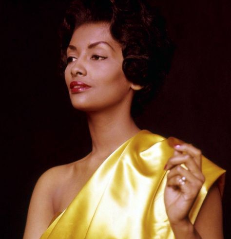 Helen Williams photographed by Peter Basch c. 1950s-1960s Helen Williams, Black Photos, Vintage Black Glamour, Vintage Glam, Vintage Glamour, Hollywood Glamour, Vintage Beauty, Black Is Beautiful, Model Agency