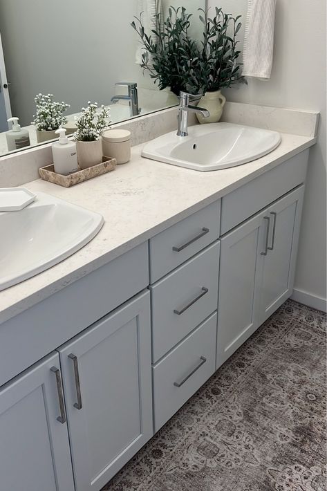 Double Sink Bathroom Vanity Decor, Grey Bathroom Cabinets, Gray And White Bathroom, Bathroom Counter Decor, Bathroom Vanity Decor, Bathroom Sink Decor, House Plans With Pictures, Silver Bathroom, White Room Decor