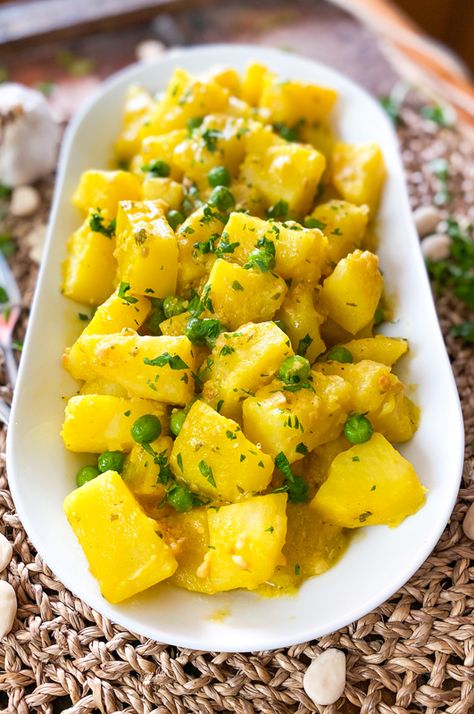 Spanish Potatoes Recipe, Portuguese Potatoes Recipes, Andalusian Recipes, Andalusian Food, Portuguese Potatoes, Peruvian Potatoes, Spanish Vegetables, Waffle Cone Recipe, Spanish Potatoes