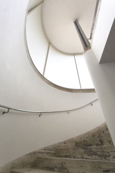 Tugendhat House, Villa Tugendhat, Villa Ideas, Staircase Makeover, Concrete Stairs, Ludwig Mies Van Der Rohe, Painted Stairs, Modern Architects, Home Stairs Design