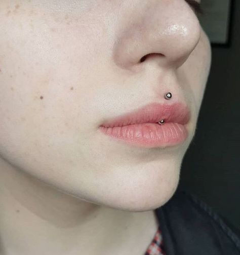 Vertical Medusa Piercing, Dainty Vertical Labret, Jestrum Piercing Lips, Madusa Piercing, Side Lip Piercing, Jestrum Piercing, Piercing Medusa, Upper Lip Piercing, Philtrum Piercing