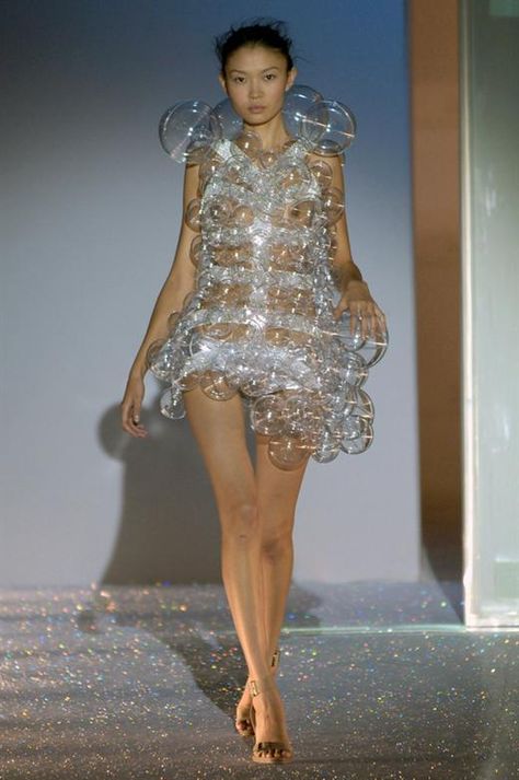 Hussein Chalayan's bubble dress from SS07 Art Fashion Clothes, Bubble Clothes, Rave Fits, Unusual Clothes, Hussein Chalayan, Another Magazine, Bodice Pattern, All Jeans, Model Aesthetic