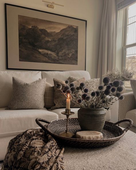 Organic Modern Cottage Decor, Living Room Retro Vintage, Moody Contemporary Living Room, Monotone Living Room, Natural Organic Interior Design, Dark Neutral Living Room, Moody Neutral Living Room, Fall Decor 2023, Nigella Flower