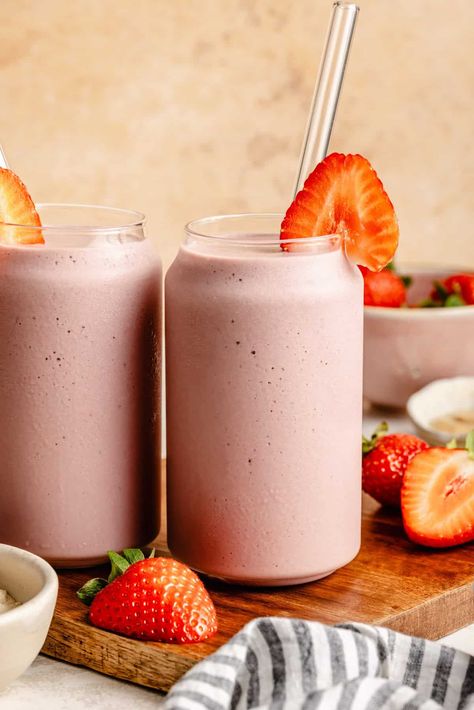 Strawberry Protein Shake Fitness Era, Strawberry Protein Shake, Strawberry Protein Smoothie, Chocolate Strawberry Smoothie, Yogurt Bark Recipe, Protein Ideas, Chocolate Dipped Fruit, Strawberry Protein, Mixed Berry Smoothie