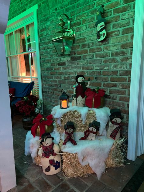 Bale Of Hay Christmas Decoration, Christmas Decorations With Hay Bales, Square Hay Bale Christmas Decor, Barn Decorated For Christmas, Christmas Bales Hay, Christmas Decor With Hay Bales, Hay Bales Christmas Decor, Christmas Hay Bales Decoration, Hay Bale Christmas Decor