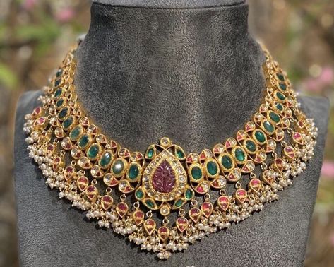 https://in.pinterest.com/krishnajewellersjubileehills/ Victorian Jewelry Indian, Fashion Jewelry Necklaces Gold, Gold Jewelry Prom, Silver Jewelry Accessories, Choker Necklace Designs, Bridal Jewelry Vintage, Gold Jewelry Simple Necklace, Gold Necklace Indian, Gold Necklace Indian Bridal Jewelry