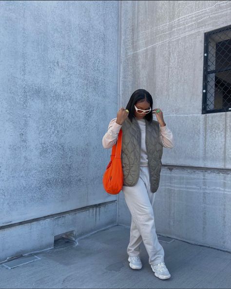 Orange Purse Outfit, Casual Chic Outfit Summer, Street Style Summer Outfits, Girls Spring Outfits, Purse Outfit, Orange Purse, Spring Trends Outfits, Girlie Style, Spring Outfits Women