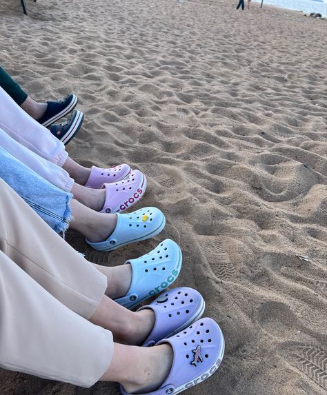 Light Blue Crocs Outfit, Light Blue Crocs, Crocs Cute, Crocs Outfit, Crocs Baya, Blue Crocs, Crocs Pink, Marine Blue, Travel Hacks