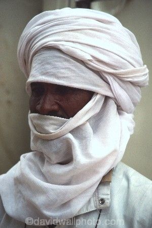 tagilmust;turban;nomadic;dark;african;wanderer;hot;desert;deserts;people;person;robe;indigo;cloth;tradition;traditional;culture;cultural;indigenous The Triumphal Entry, Desert Clothing, Battle Mage, Triumphal Entry, Desert Nomad, Indigo Cloth, Ark Of The Covenant, Thar Desert, Wasteland Weekend