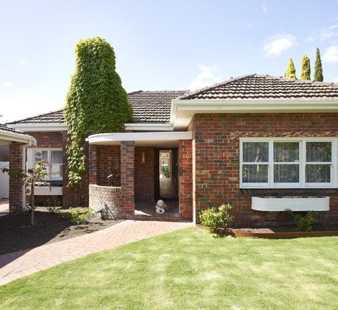 Brick Bungalow Exterior, Clinker Brick House, Red Brick House Exterior, Brick Extension, Clinker Brick, Modern Organic Home, Steel Extension, Brick Siding, Red Brick House