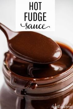 Easy Hot Fudge Sauce, Easy Hot Fudge, Ice Cream Sauce, Homemade Hot Fudge, Chocolate Fudge Sauce, Ice Cream Cakes, Hot Fudge Sauce, Fudge Easy, Cream Cakes