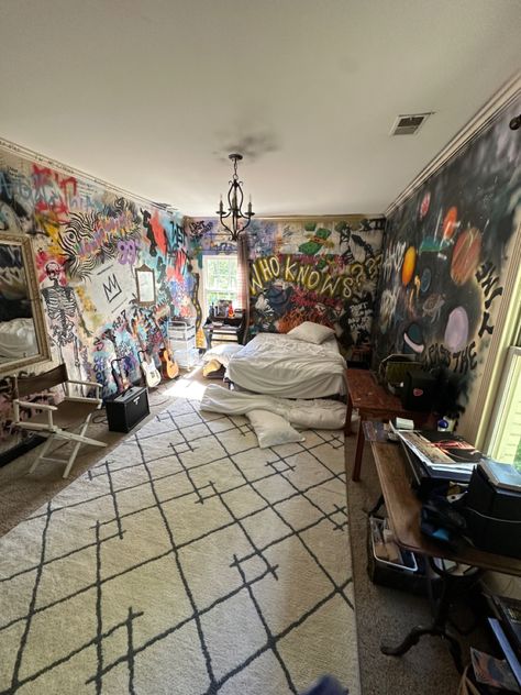 Graffiti Aesthetic Grunge Room, Wall Decor Street Style, Grafitti Bedroom Aesthetic, Graffiti On Bedroom Wall, Room Inspo Graffiti, Chaos Room Aesthetic, Graffiti Basement, Graffiti In Bedroom, Room Ideas Graffiti