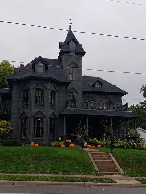 Gothic Dream House, Victorian Goth House, Gothic Bloxburg House, Goth House Exterior, Gothic House Exterior, Gothic Exterior, Gothic Victorian Homes, Gothic Houses, Victorian Gothic House