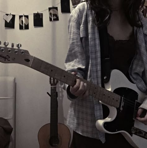 ∘₊✧🫀𝘳𝘦𝘱𝘰𝘴𝘵 : @tpwkbia ─🫀✧₊∘ Gitar Vintage, Aesthetic Guitar, Guitar Photos, Rockstar Aesthetic, Guitar Obsession, Cool Electric Guitars, Guitar Girl, After Life, Fender Stratocaster