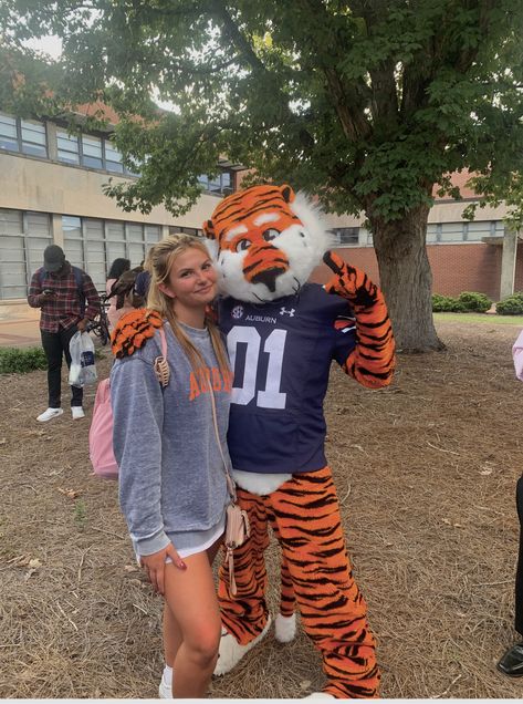 aubie! #auburn #gameday #gamedayoutfit #aubie Auburn Gameday, Dream School, Yee Haw, Auburn University, Gameday Outfit, College Life, Auburn, University, Hair