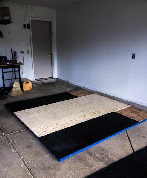 Diy Weightlifting Platform, Deadlift Platform, Weightlifting Platform, Crossfit Home Gym, Small Home Gyms, Home Made Gym, Building A Home Gym, Dead Lift, Fitness Space