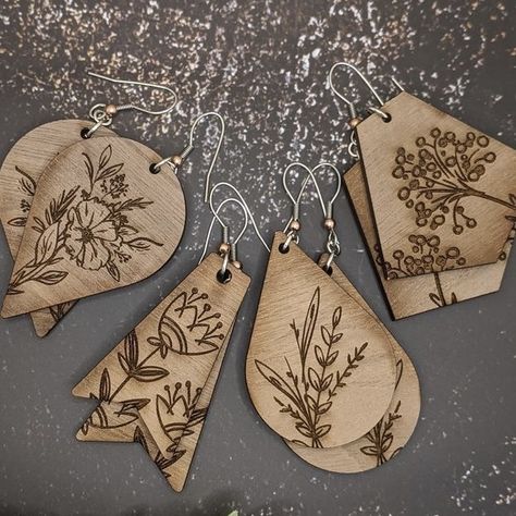 Wood Burned Art, Woodworking Items That Sell, Wood Burn Designs, Scrap Wood Crafts, Wood Jewelery, Jewelry Making Business, Laser Cut Wood Earrings, Laser Cut Wood Crafts, Wood Burning Ideas