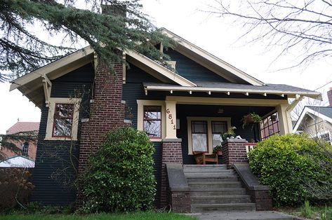 Craftsman Bungalow Exterior, Craftsman Style Bungalow, Bungalow Cottage, California Bungalow, Bungalow Exterior, Seattle Homes, Craftsman Exterior, Bungalow Homes, Cottages And Bungalows