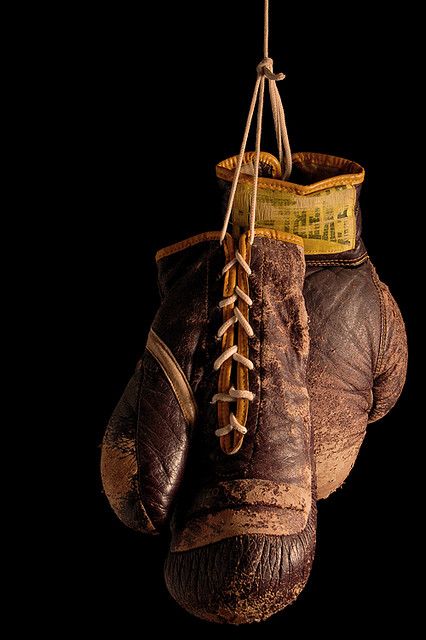 Brown | Marrom | Marron | Marrone | Μπράουν | ブラウン ... all about boxe Everlast Boxing Gloves, Everlast Boxing, Boxe Thai, Muhammed Ali, Photo Star, Mma Boxing, Black Backdrops, Boxing Workout, Ll Bean Boot