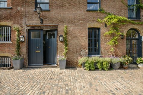 Monday Inspirations 1.8 - Harlowe James Column House, Euan Uglow, Battersea Park, Pink Tablecloth, Clapham Common, Orange Door, Dining Room French, Airy Room, Mews House