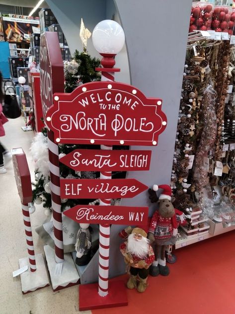 Welcome To The North Pole, Santa's Village, Landscaping Simple, Christmas Themes Decorations, Christmas School, Office Christmas Decorations, Christmas Wood Crafts, Xmas Diy, Christmas Yard