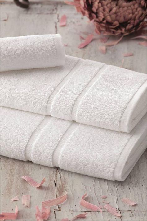 Toallas absorbentes y resistentes para hoteles de alta calidad. Cleancore Aesthetic, Socks Photography, Sanitary Towels, White Bathroom Accessories, Egyptian Cotton Towels, Hotel Towels, Massage Benefits, White Bath, Dream Bathrooms