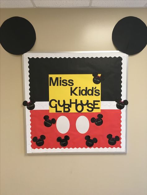 Mickey Mouse Bulletin Board Ideas Classroom Themes, Mickey Mouse Bulletin Board, Disney Back To School Bulletin Boards, Disney Preschool Classroom, Mickey Mouse Bulletin Board Ideas, Mickey Mouse Classroom Theme, Mickey Mouse Wall Art, Crayon Themed Classroom, Disney Themed Rooms