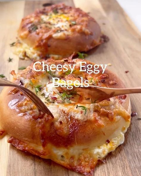 ✅️ EAT or PASS? ❌️ on these cheesy eggs Bagels by @healthyfitbella_ If you are looking for a quick and easy breakfast/brunch I highly recommend you ma... Bagel Egg Sandwich Breakfast Recipes, Egg And Cheese Bagel Sandwich, Healthy Egg Bagel Sandwich, Cottage Cheese Bagels Skinnytaste, Sausage Egg And Cheese Bagel, Egg Bagel, Easy Breakfast Treats, Cheesy Eggs, Easy Breakfast Brunch