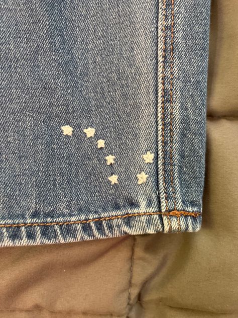 Cross Stitch Jeans, Embroidery Jeans Diy, Remake Clothes, Clothes Embroidery Diy, Denim Embroidery, Cute Sewing Projects, Embroidery On Clothes, Cute Embroidery, Jeans Diy