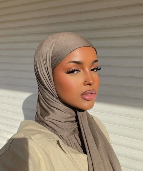 Black Hijabi Girl, Hijabi Muslimah, Hijab Makeup, Brown Skin Makeup, Mode Turban, Muslim Fashion Hijab Outfits, Braided Cornrow Hairstyles, Muslim Women Fashion, Hijab Fashion Inspiration