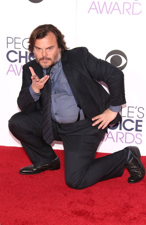 Jack Black from 2016 People's Choice Awards Red Carpet Arrivals  Kung fu Black! The actor creates his own signature pose for a swarm of photographers. Black Celebrities Men, Jack Black 2000s, Fat Men Style, Jack Black Hot, Jack Black Red Carpet, Tony Awards Red Carpet, Chubby Guy, Josh Holloway, Leslie Mann