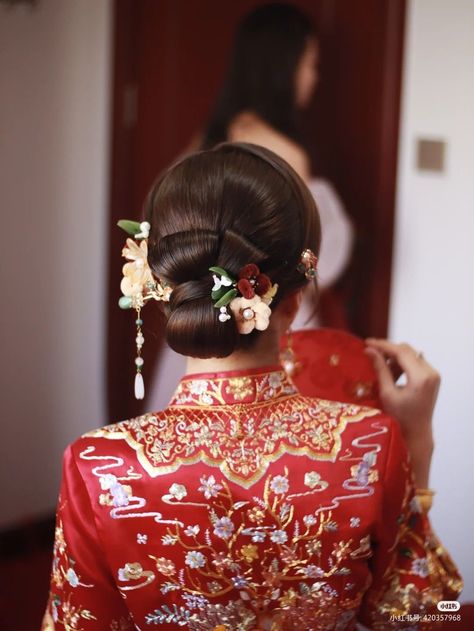 Chinese Hair Bun, Tea Ceremony Hair, Bride Hair Flowers, Intricate Hairstyles, Short Bridal Hair, Wedding Hair Up, Beautiful Buns, Traditional Hairstyle, Chinese Hair Accessories