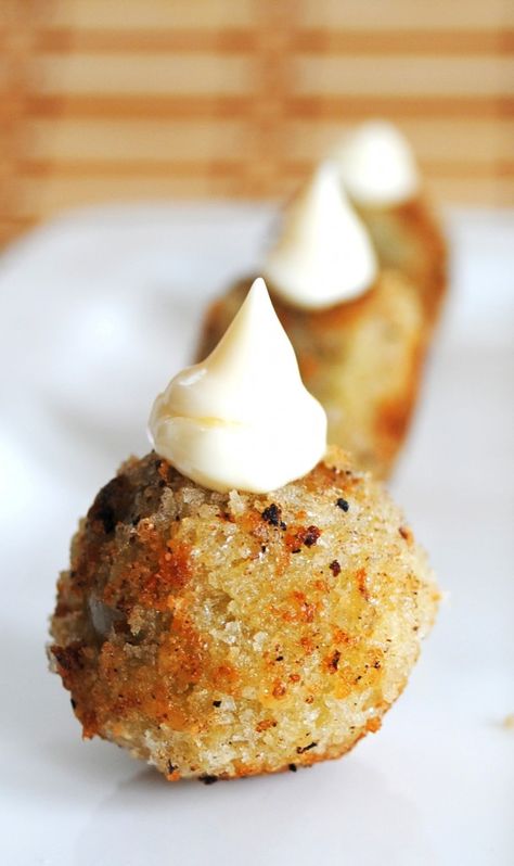 Fried Green Cherry Tomatoes. Oh. Boy. Green Cherry Tomatoes, Green Cherries, Cherry Tomato, Green Tomatoes, Tomato Recipes, Finger Food, Clean Eating Snacks, Sangria, Junk Food